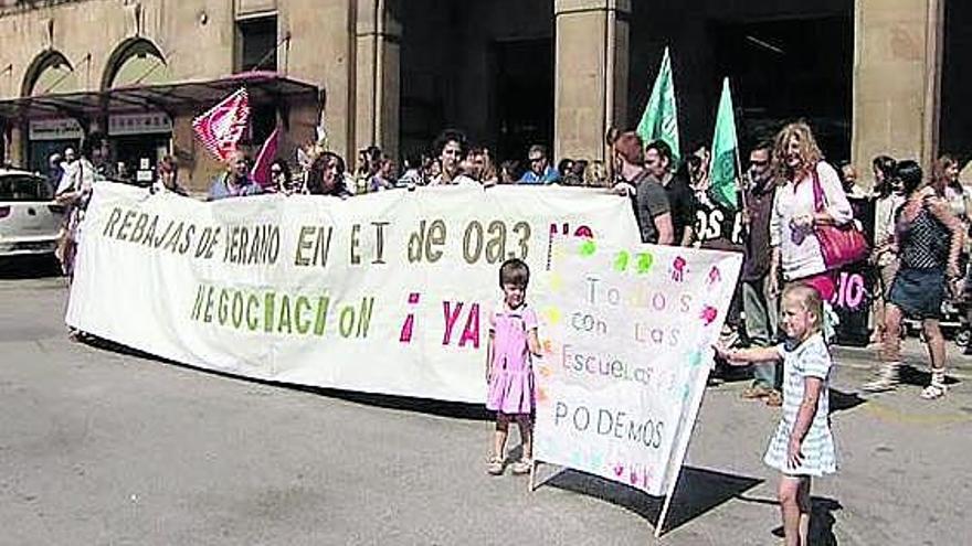 La cabecera de la manifestación, en la estación de Renfe.