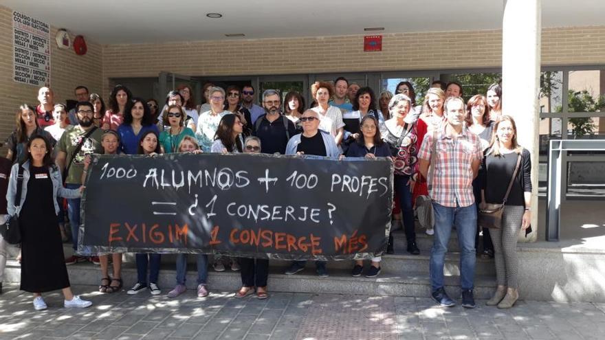 Protesta de alumnos y profesores del IES María Blasco para exigir conserjes