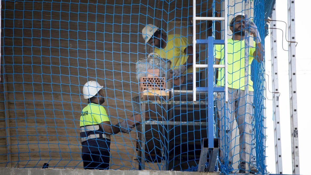 Obreros de la construcción trabajando en un edificio