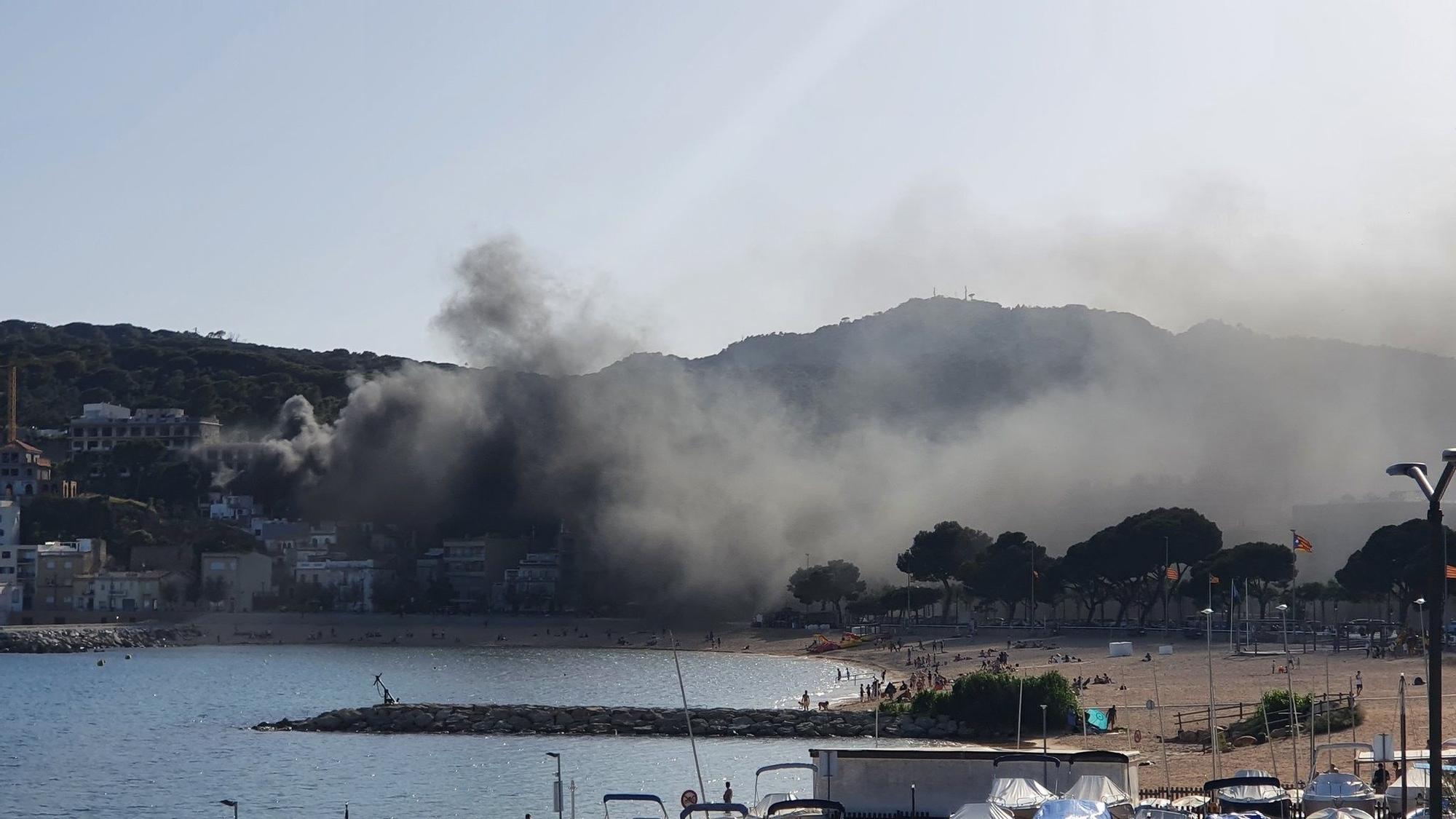 Incendi en un hotel abandonat a Sant Feliu de Guíxols