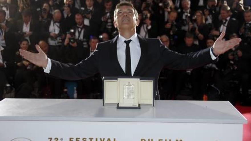 Antonio Banderas mira al cielo de Cannes tras recicir el premio a mejor actor.