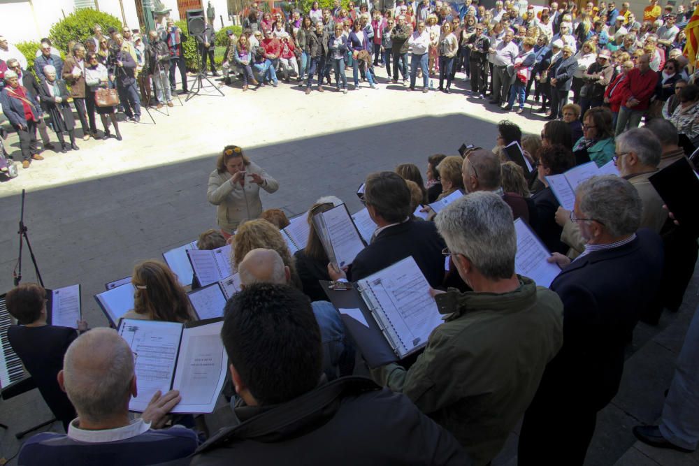 Alcoy escribe una poesía con música y flores para Valls