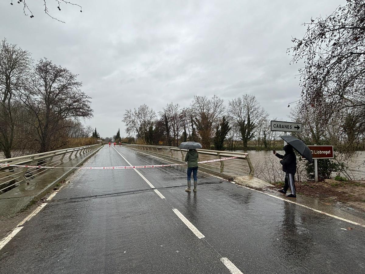 Bombers procedeix al tancament del Pont del Llobregat, a la C-252.