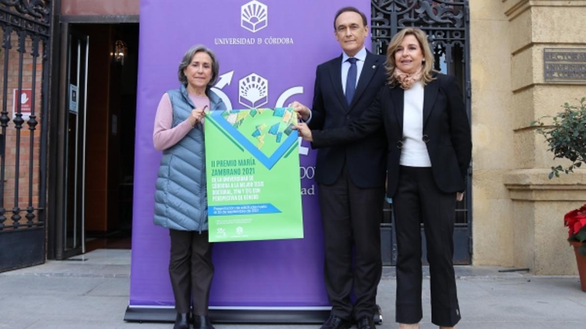 María Rosal, José Carlos Gómez-Villamandos y Rosario Mérida muestran la convocatoria de los premios.