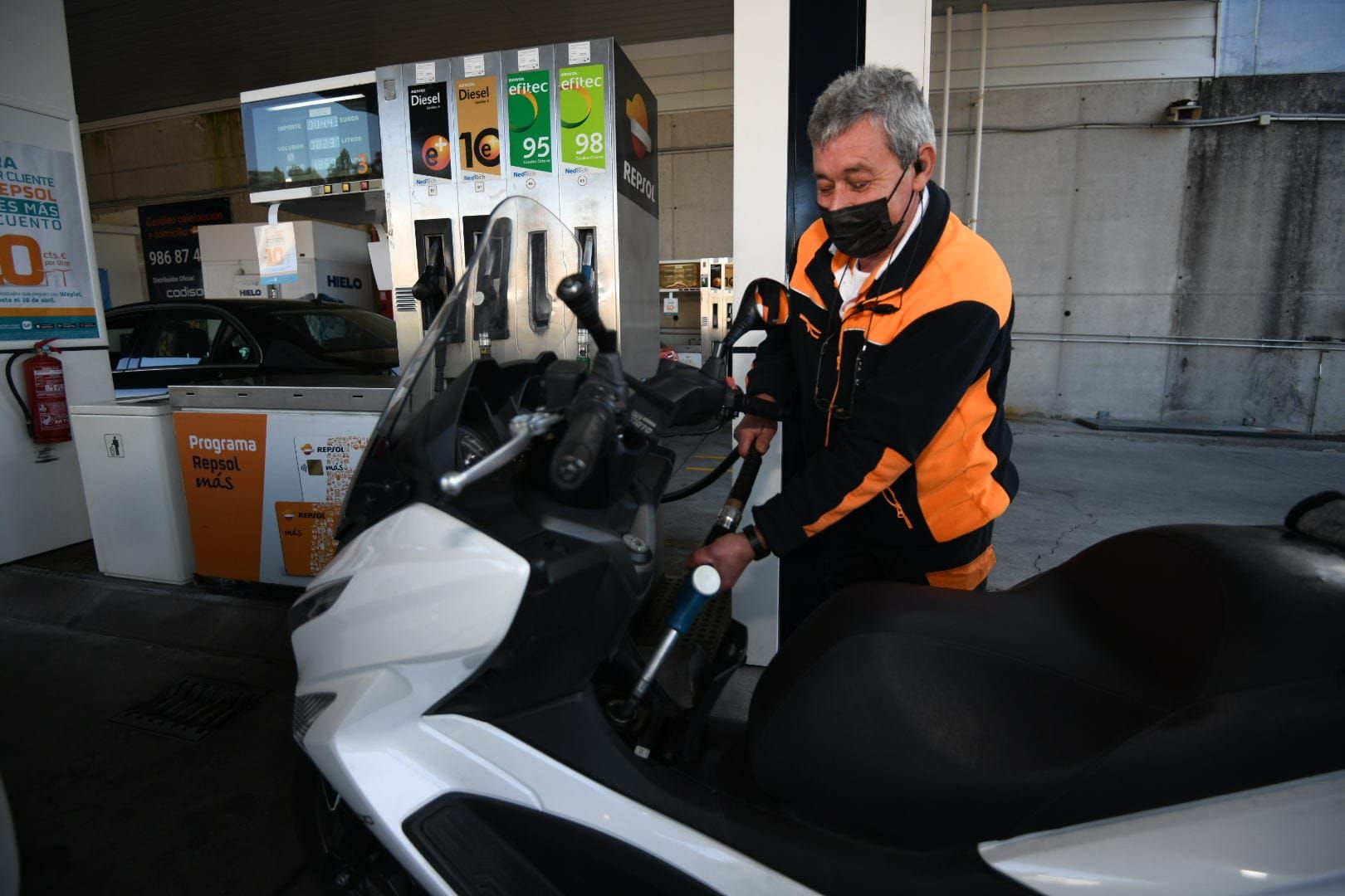 Colas en las gasolineras el primer día del bono al combustible