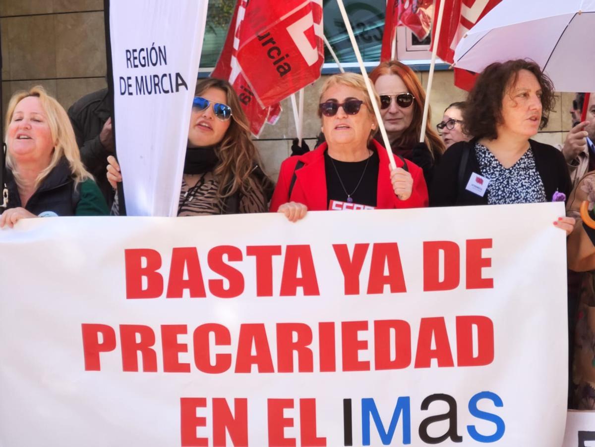 'Basta ya de precariedad en el Imas', se podía leer en alguna de las pancartas