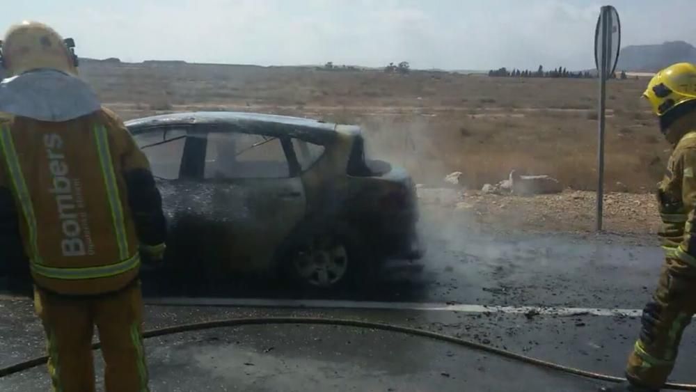 El incendio de un coche causa un gran atasco en la avenida de la Universidad