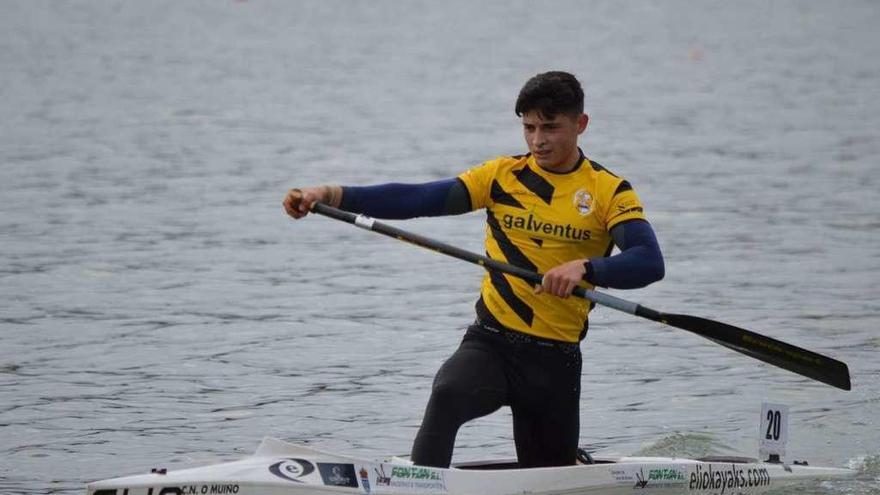 Manuel Fontán, del Náutico O Muiño de Ribadumia, consiguió dos medallas de oro en Sevilla . // FdV