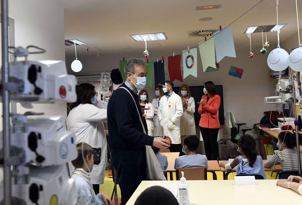 Pedro Cano lleva la pintura a Oncología Infantil de la Arrixaca