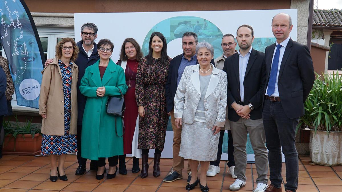 Autoridades, con directivos y colaboradores de Amicos.
