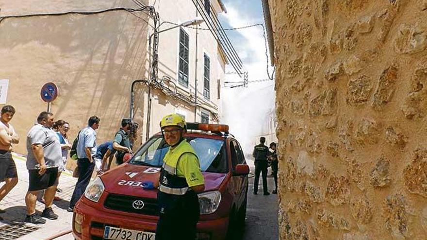 Humareda provocada por el fuego en un domicilio de Lloseta.