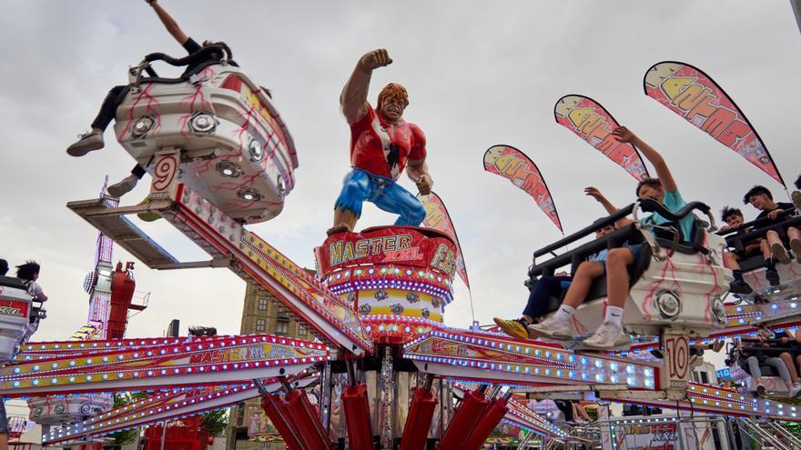 Identifican a seis atracciones de la Feria de Cáceres por tener la música a todo volumen