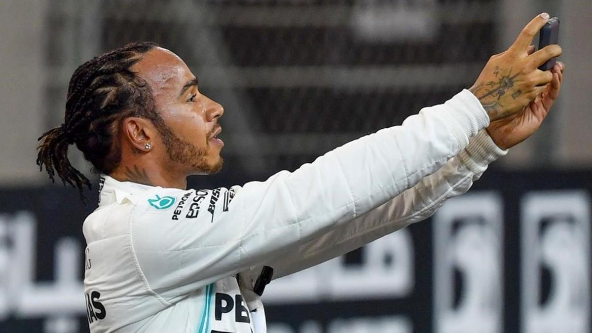 Lewis Hamilton se hace un autoretrato para celebrar su 'pole' en Abu Dabi.