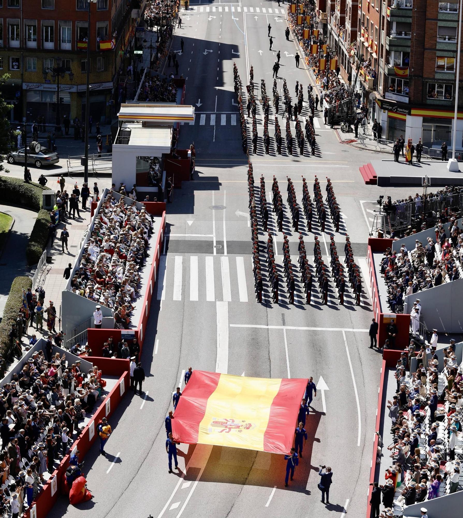 EN IMÁGENES: Así fue el multitudinario desfile en Oviedo por el Día de las Fuerzas Armadas