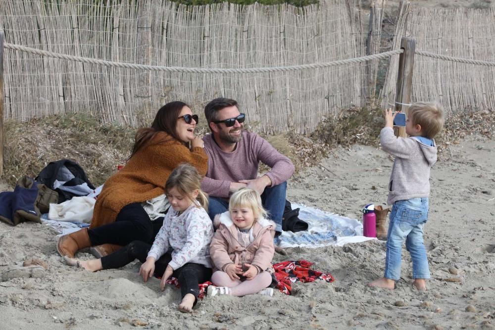 Primer baño del año en ses Salines.