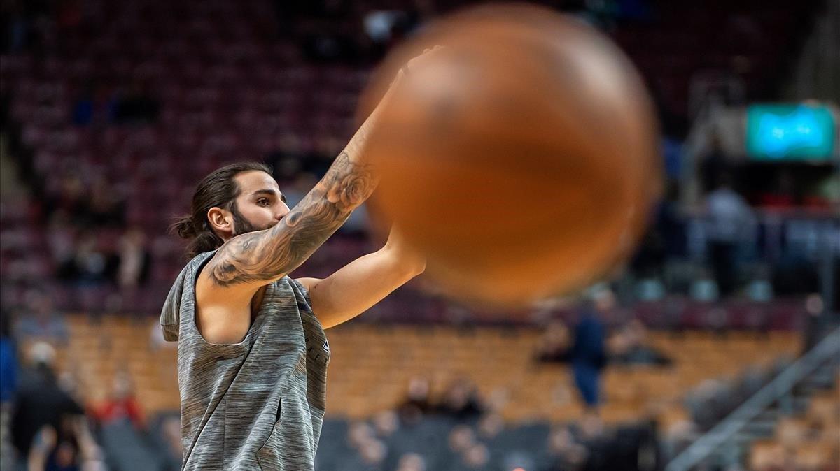 Ricky Rubio  calienta antes del inicio de su partido de baloncesto de la NBA contra los Toronto Raptors en Toronto, Canada.