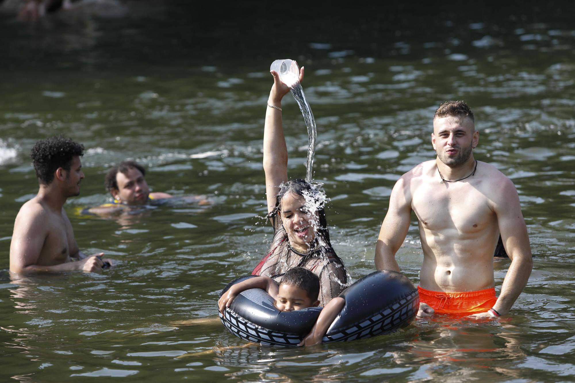 Oviedo se refresca de la ola de calor en Las Caldas