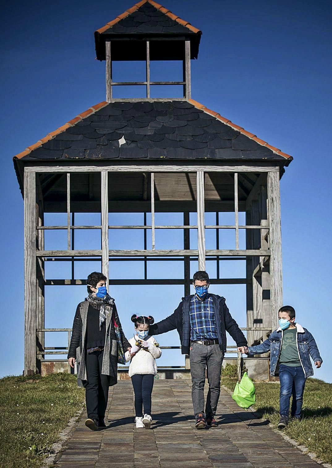 Sofía Méndez Coto y Quico Muñoz González-Aréchaga, con sus hijos Inés y Fran, en Isla Pancha (Ribadeo)