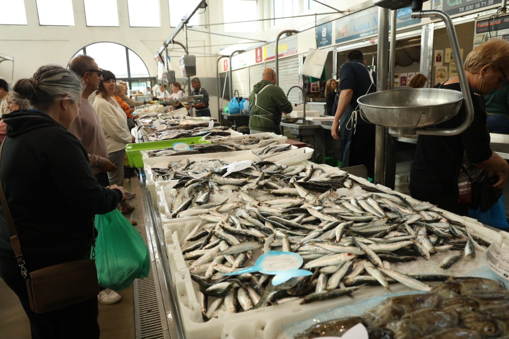 Venta de sardina en la plaza de abastos de Vilagarcía, ayer.