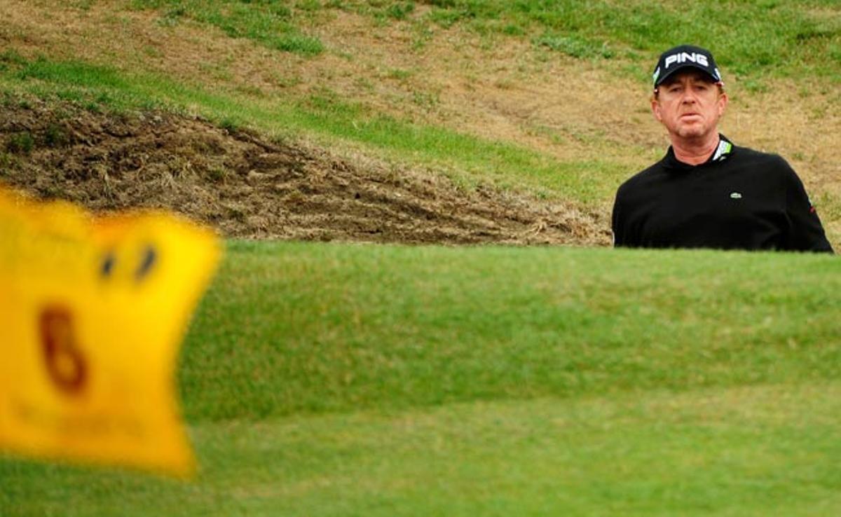 El golfista Miguel Ángel Jiménez observa el ’green’ durant l’Open Britànic de golf a Sandwich, Anglaterra.