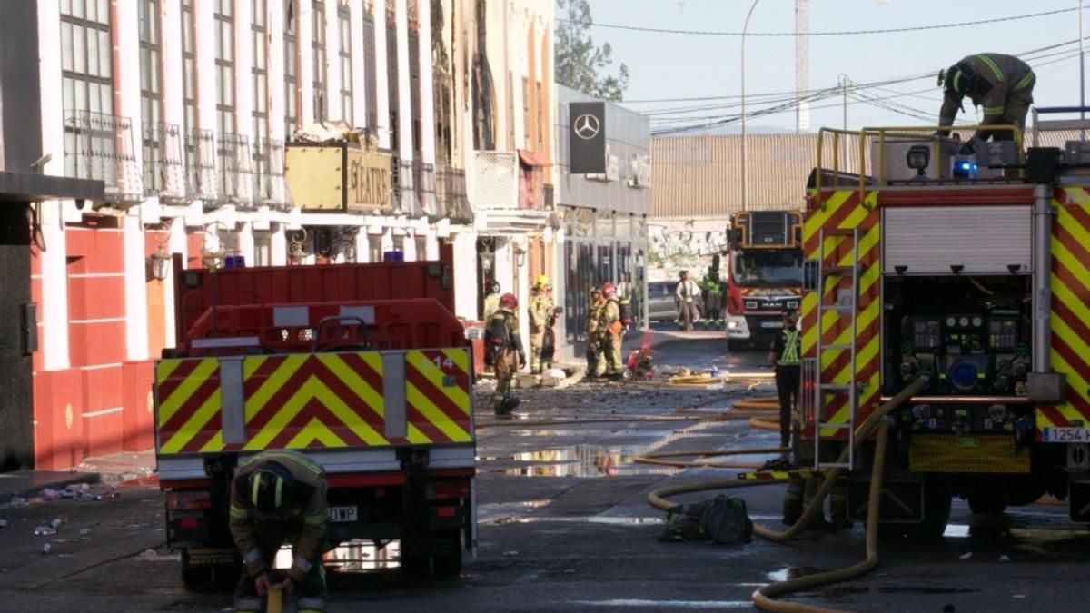 Inmediaciones de la discoteca Teatre de Murcia después de que los bomberos sofocaran las llamas.