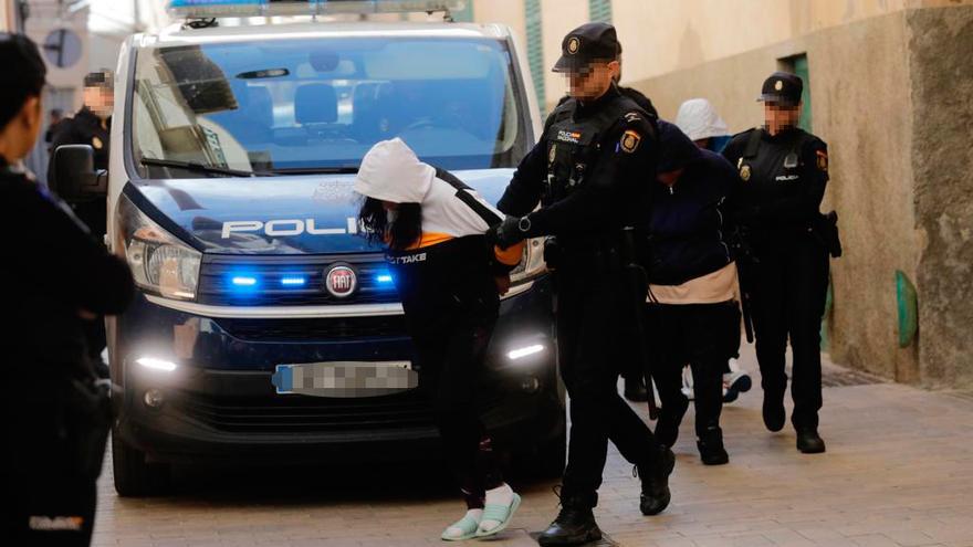 La Policía pone a disposición judicial a los tres detenidos por arrojar a una recién nacida a un contenedor de basura en Manacor