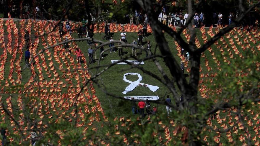 Un parque madrileño amanece con 50.000 banderas españolas en recuerdo de las víctimas de covid