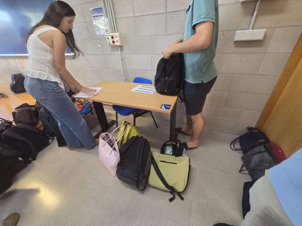 Arranca una Selectividad en la UIB marcada por los detectores de móviles y los nervios de casi 5.000 alumnos