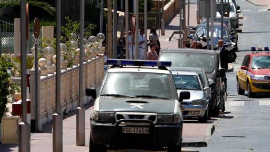 Los políticos pasaron cerca del coche-bomba.