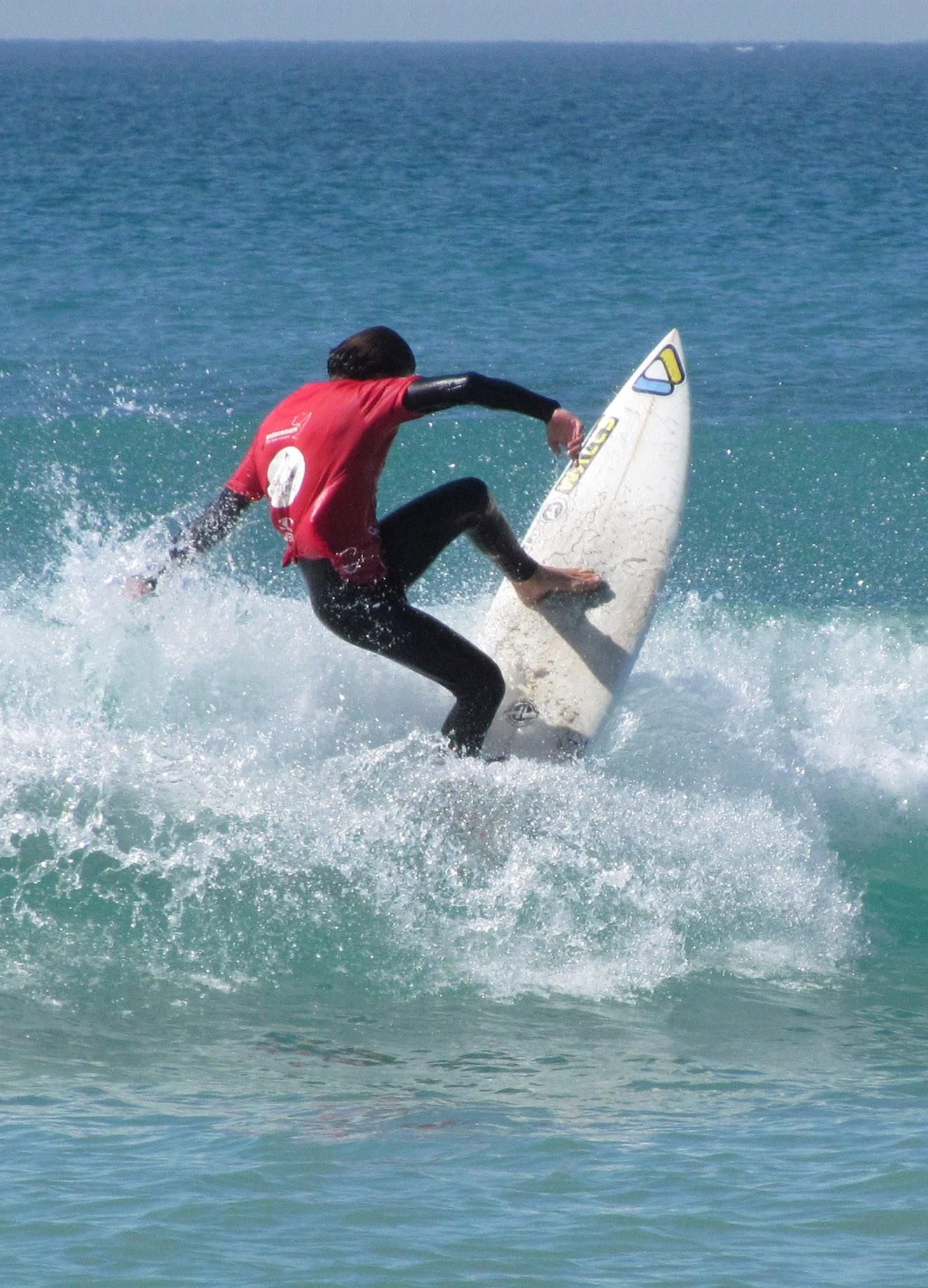 Participante en un campeonato de surf desarrollado en A Lanzada.