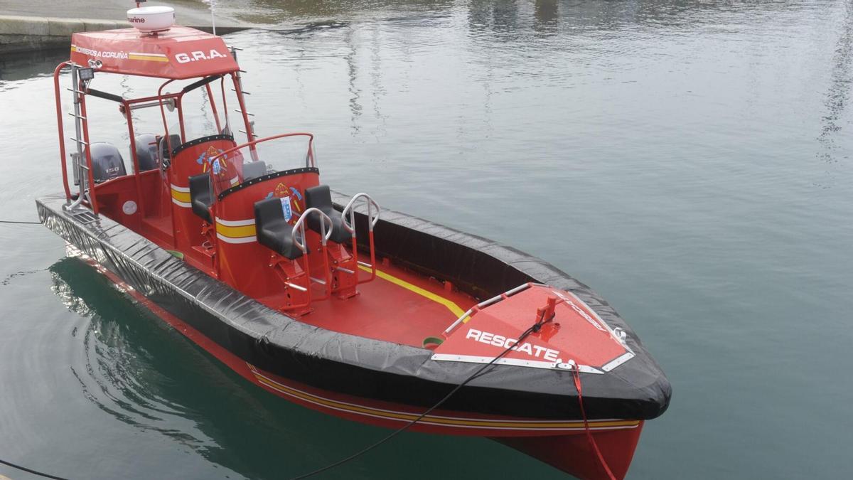 Importante dispositivo de los Bomberos de A Coruña para retirar un árbol de 15 metros en el mar