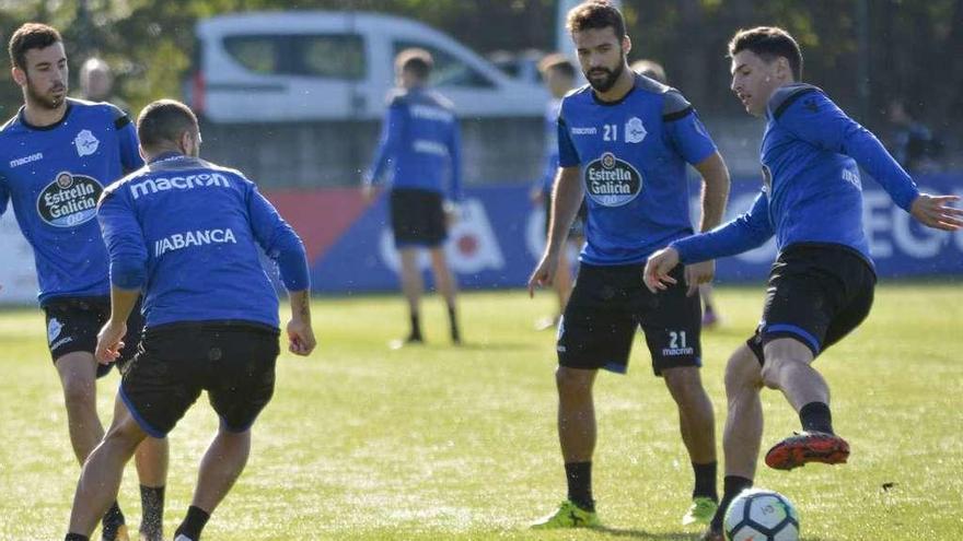 Schär, con el balón, junto a Bruno, Edu Expósito (izquierda) y Andone (de espalda).