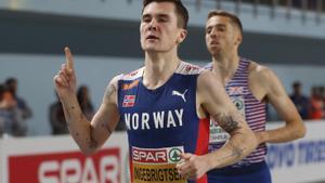 Jakob Ingebritsen celebra su victoria en la final del 1.500 en Estambul