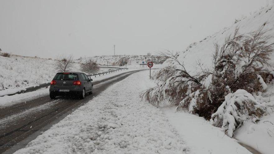 Varias carreteras precisan del uso de cadenas por nieve en Huesca y Teruel