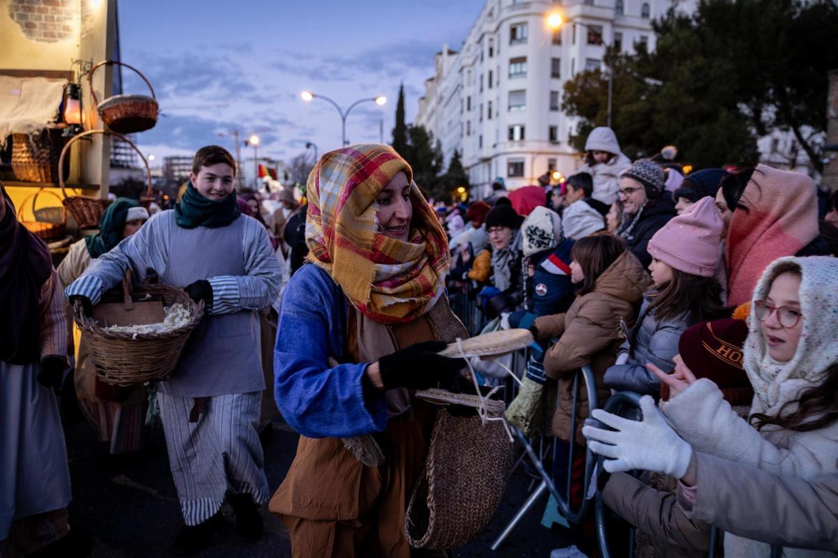 En imágenes | El frío de Zaragoza no puede con la ilusión de ver a los Reyes Magos