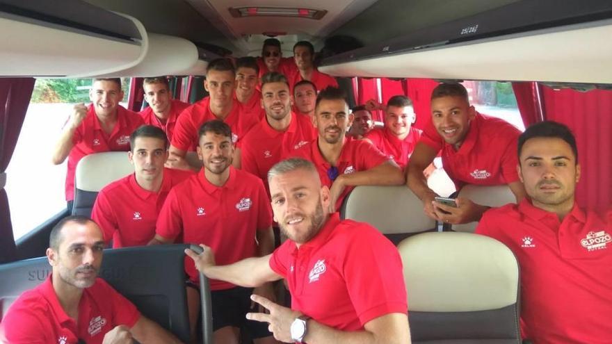 Los jugadores de ElPozo, en el autobús antes de partir hacia Torrejón de Ardoz.