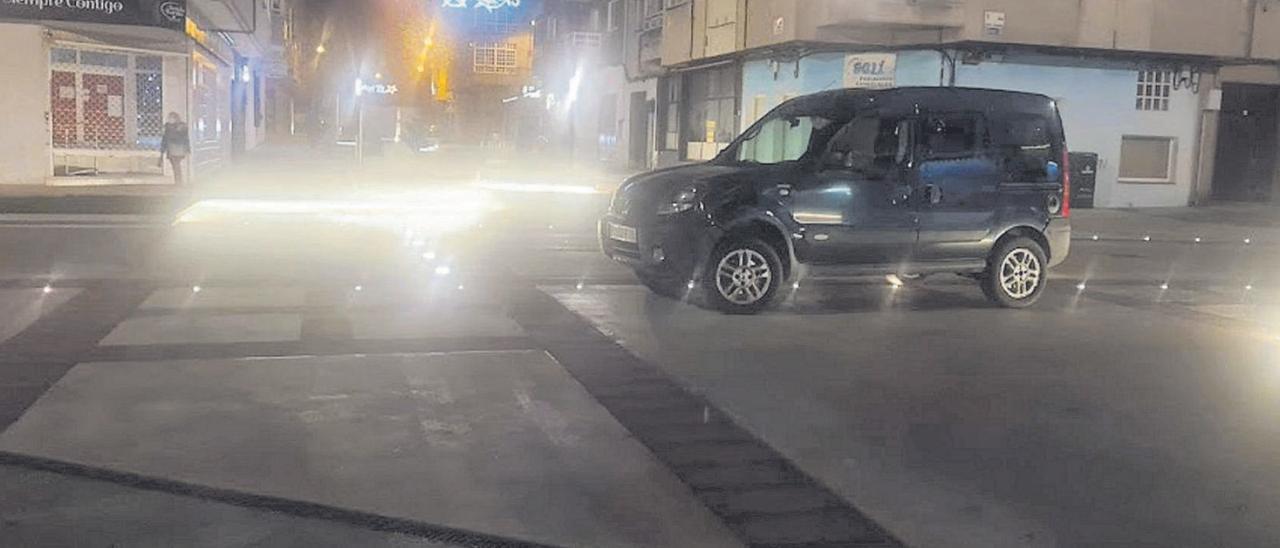 Uno de los vehículos particulares que estacionan en medio de la calle peatonal de Camilo José Cela, en el barrio de O Piñeiriño (Vilagarcía).