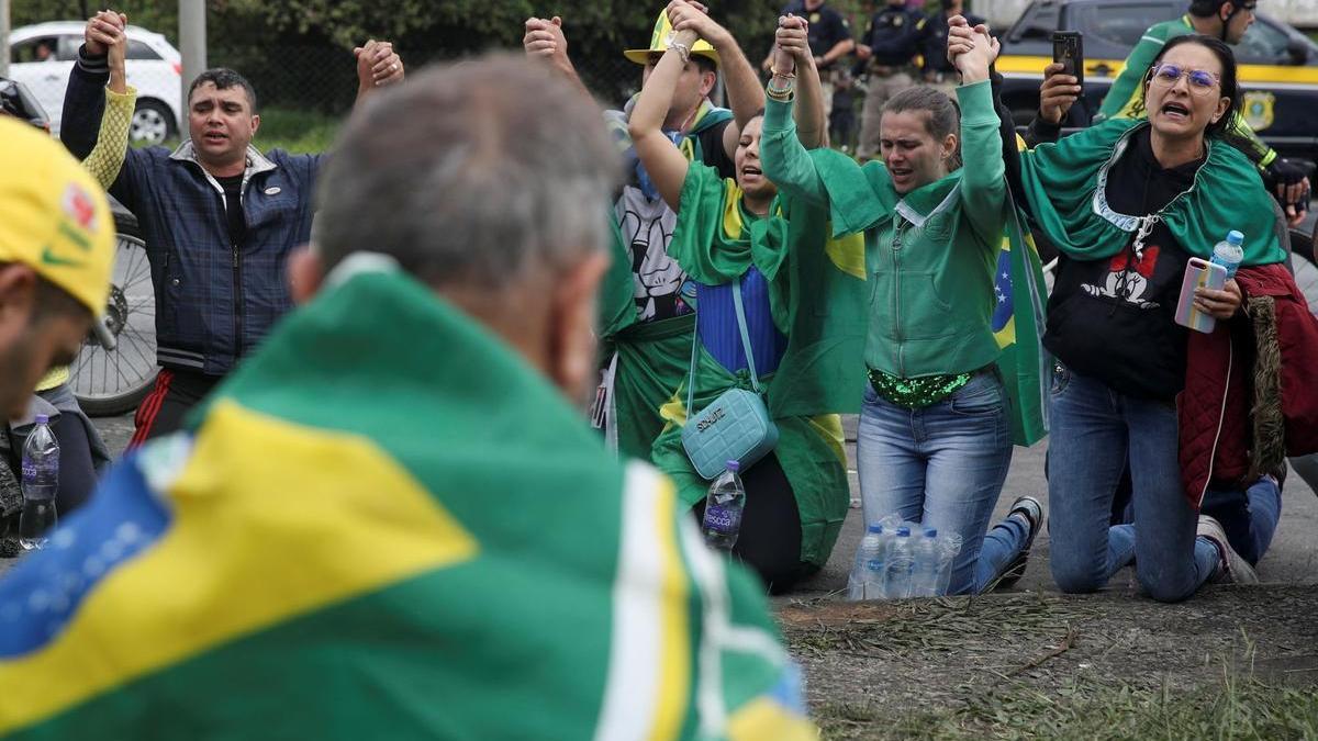 Partidarios del presidente de Brasil, Jair Bolsonaro, protestan en la carretera Helio Smidt, en Guarulhos.