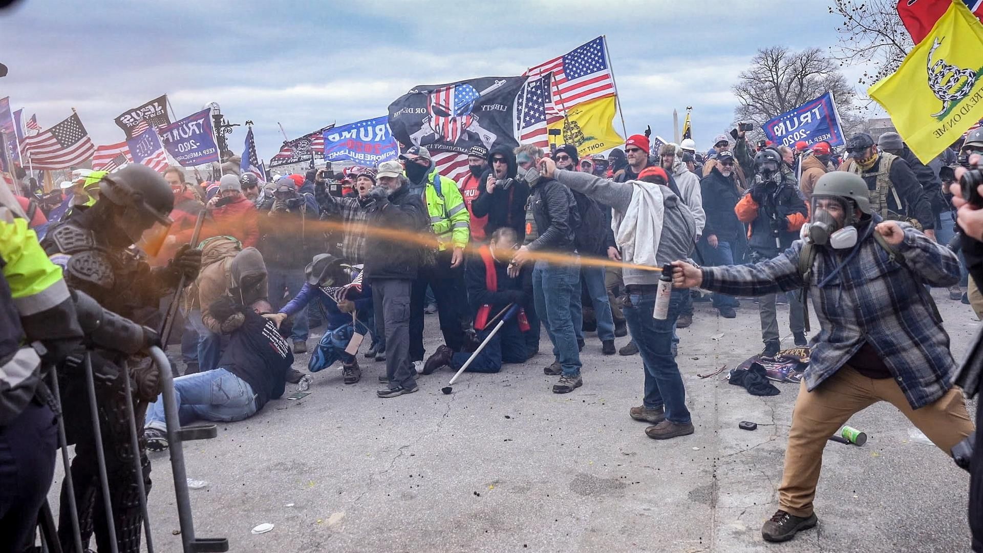 Fanáticos del presidente Trump enfrentándose a la Policía durante la toma del Capitolio de EEUU