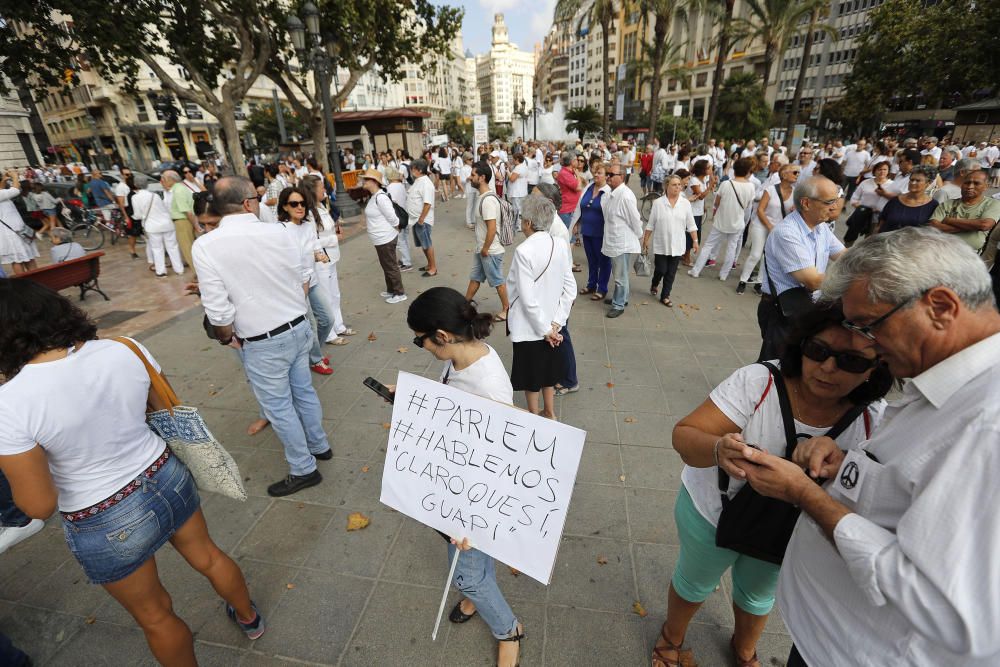 Concentración en València por el diálogo en Cataluña