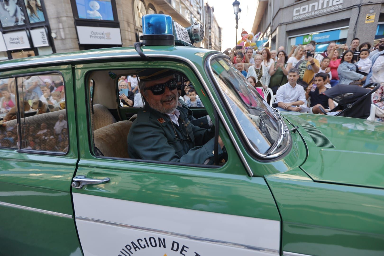 En Imágenes: El Desfile del Día de América llena las calles de Oviedo en una tarde veraniega