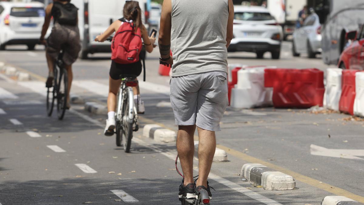 Bicicletas y patinetes en un carril bici de València.