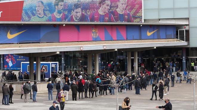 Colas en el Camp Nou