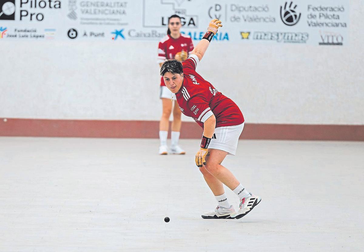 Fanni prepara el braç per a colpejar