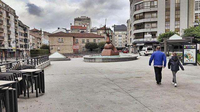 Terrazas recogidas y plazas vacías en pleno centro de O Carballiño.