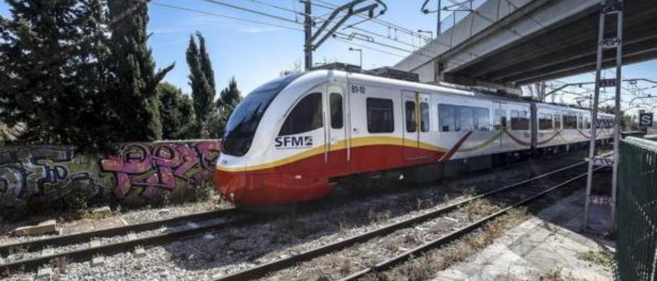 A lo largo de los 85 kilómetros de red ferroviaria de Mallorca todavía existen 28 pasos a nivel donde la gente cruza la vía.