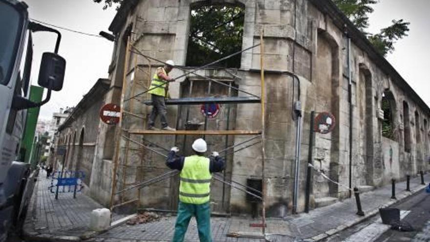 Una esquina de Rodes en Alcoy, apuntalada por un derrumbe