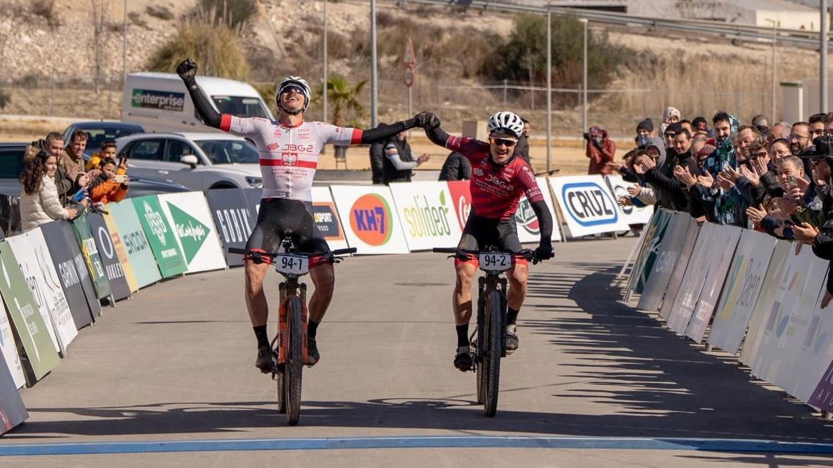 Michal Paluta y Pawel Bernas entran en la meta como vencedores.