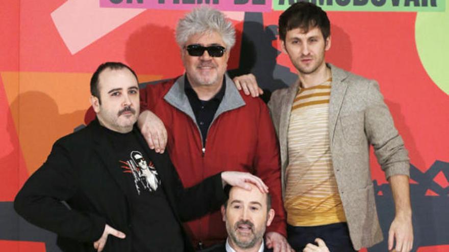 Almodóvar con el elenco de &#039;Los amantes pasajeros&#039;.