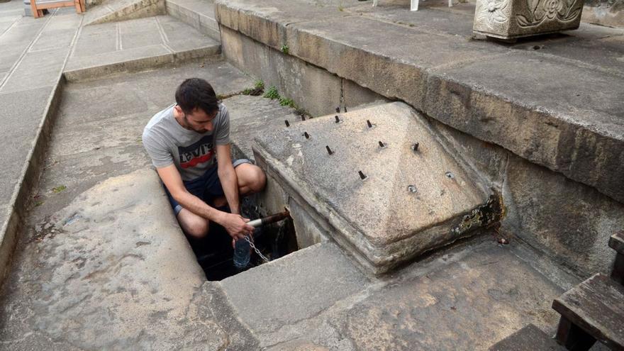 Una de las fuentes públicas de Cuntis, que cuenta con una cadena.   | // NOÉ PARGA